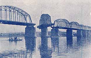 鴨緑江に架かる旋回橋