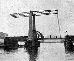 オランダ・アムステルダムのつるべ式跳開橋