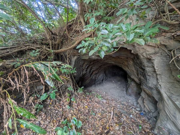 特攻艇の秘匿壕（渡嘉敷島）