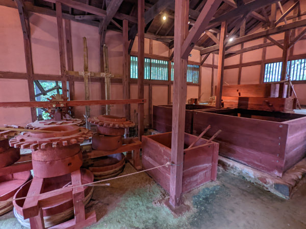 碾臼（「ベンガラ館」）