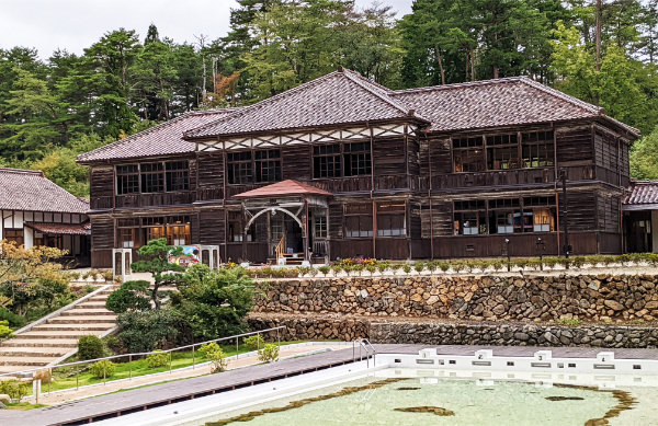 現役最古の木造校舎で知られる吹屋小学校（旧鉱山本部）