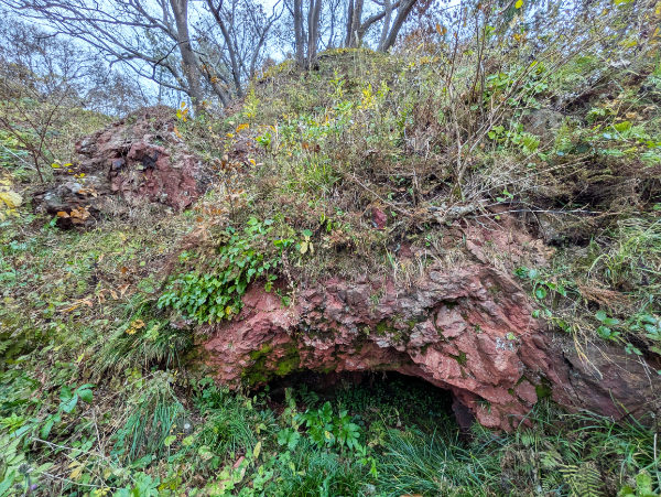 赤根沢の酸化第二鉄の鉱山跡