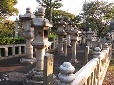 護国寺の石灯籠
