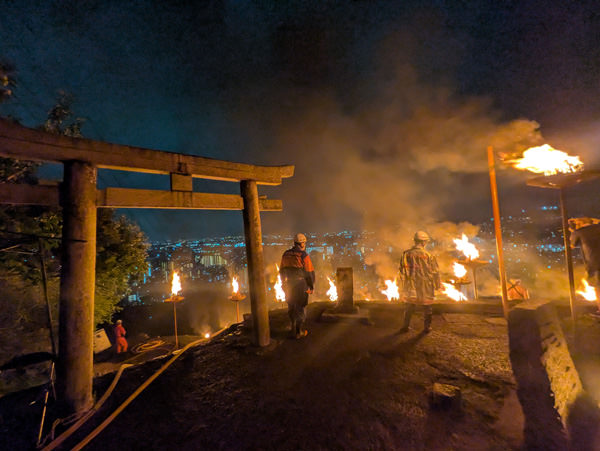 「大一」の文字を燃やしているところ（大阪府池田市）