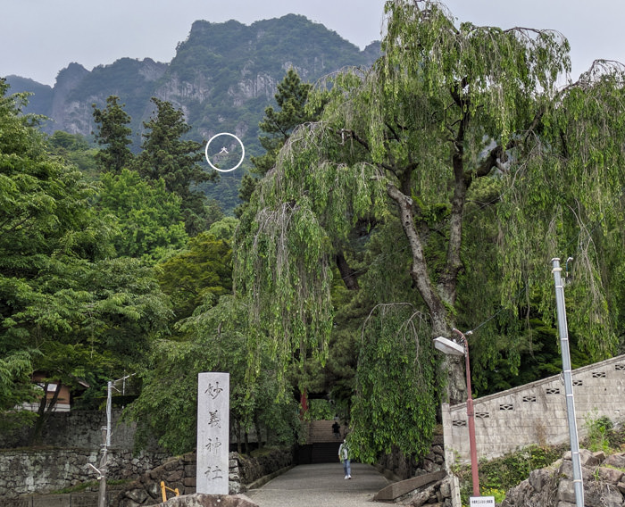 妙義神社の奥に見える「大」