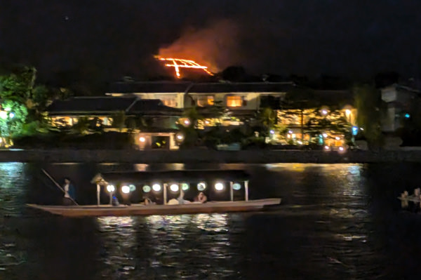 鵜飼船から見る京都「鳥居形」