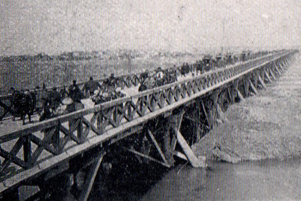 信濃川にかかる万代橋