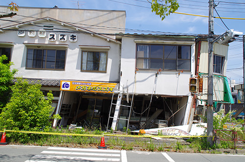 浪江駅前の地震で傾いた家