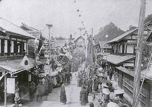 山形県白岩町の凱旋門（『寒河江のあゆみ写真展』）
