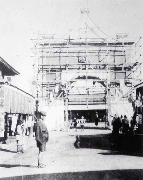 栃木県鹿沼駅の凱旋門（『目で見る日光・今市・鹿沼の100年』）