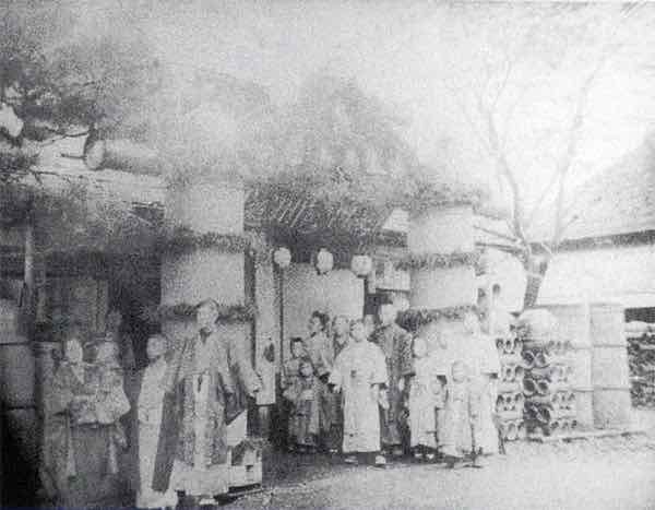 埼玉県東松山市日吉町の凱旋門（『目で見る東松山・比企の100年』）