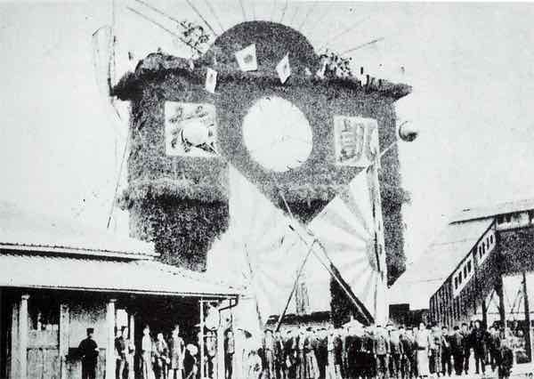 静岡県浜松市浜松駅構内の凱旋門（『浜松市民の80年写真集』）