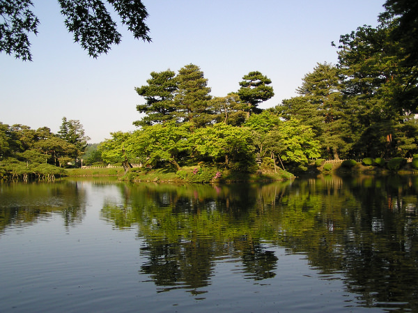 金沢の兼六園の池の中心には松の茂った蓬莱島が
