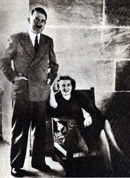 地下壕から見つかったエバとヒトラーの写真
