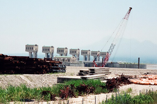 諫早湾の潮受け堤防排水門（1999年）