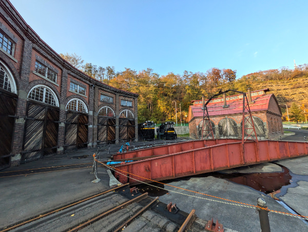 1885年に完成した手宮機関車庫3号（右、小樽市総合博物館）
