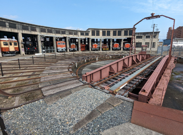 岡山県津山駅の扇形庫（津山まなびの鉄道館）