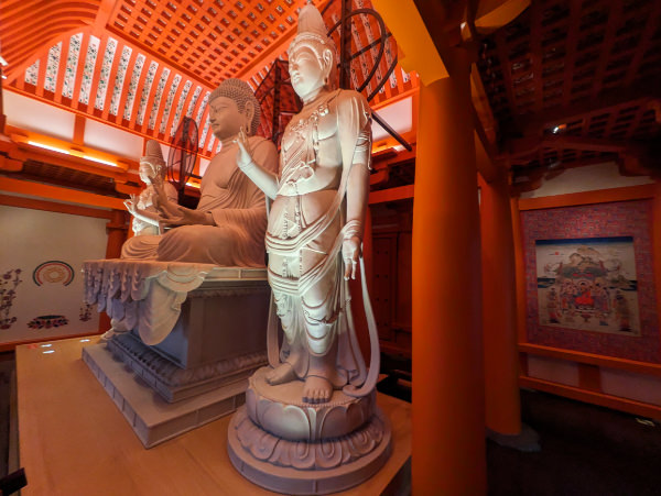 復元された上淀廃寺の壁画と仏像