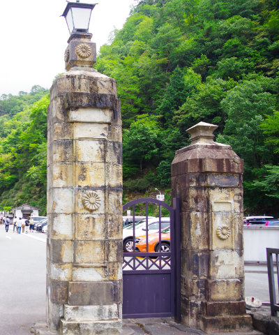 生野銀山の門柱にある「菊の御紋」