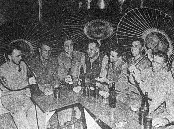 ビールで宴会する米兵