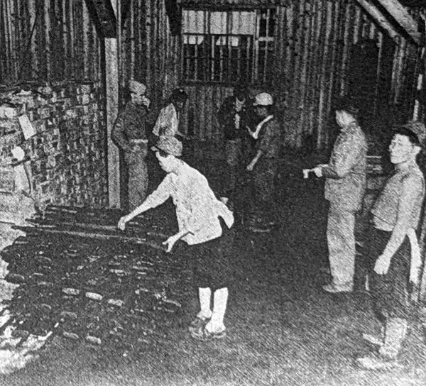 銃を回収する米軍