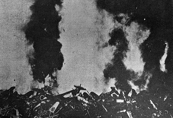 燃やされた日本軍機