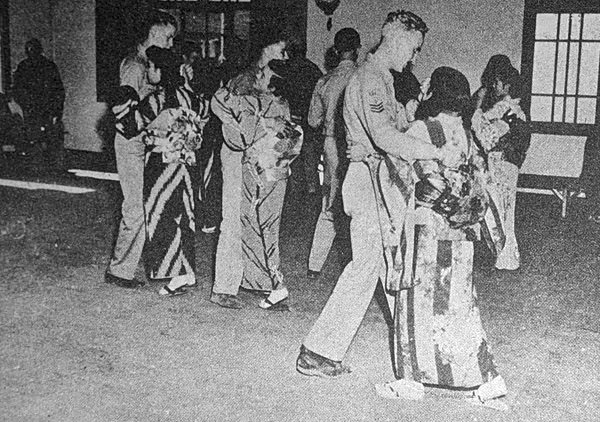 日本人女性とダンスする米兵
