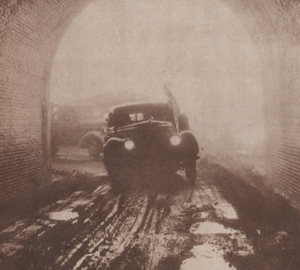 トンネルを進む木炭自動車