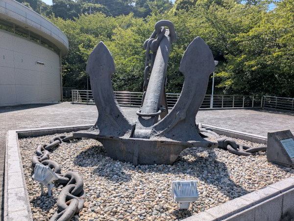 陸奥記念館の入口に置かれた「主錨」