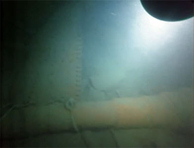 海底のナヒモフ号の砲身