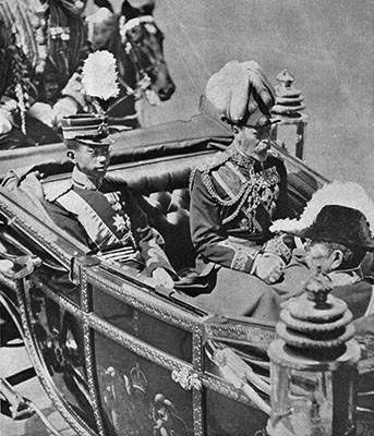 ビクトリア駅でジョージ５世と馬車に乗る皇太子時代の昭和天皇