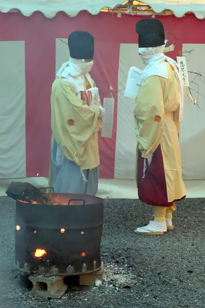 烏帽子水干姿で懸想文（縁結び文）を授与（須賀神社の節分祭）