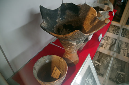 ストーンサークルから発掘された縄文式土器