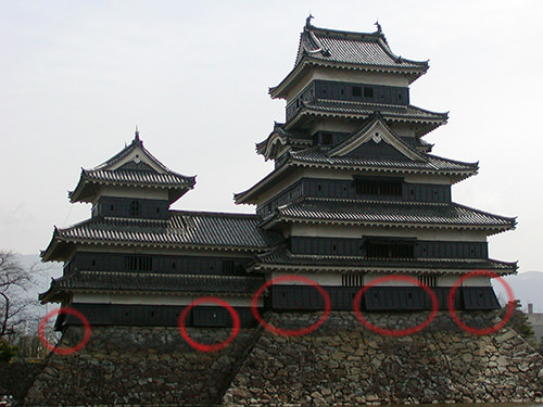 松本城の石落とし
