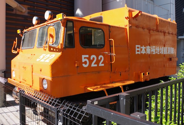 南極観測用のSM50型雪上車