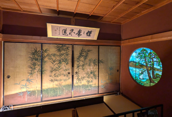 円窓に描かれた「十三湖」