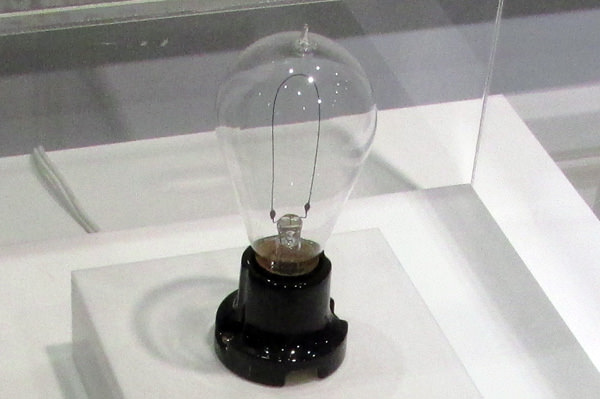 日本初の白熱電球（東芝未来科学館）