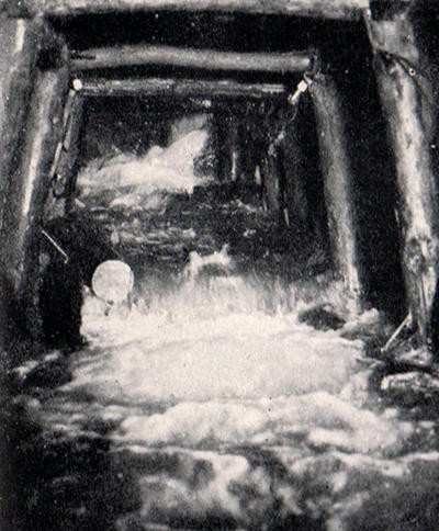 丹那トンネルで吹き出た水