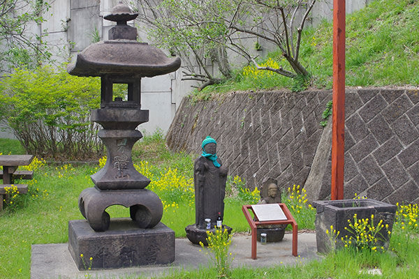 松木村にあった石灯籠