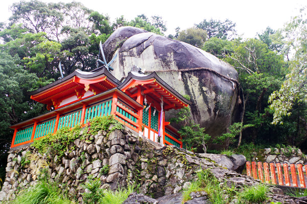 神倉神社ご神体のゴトビキ岩